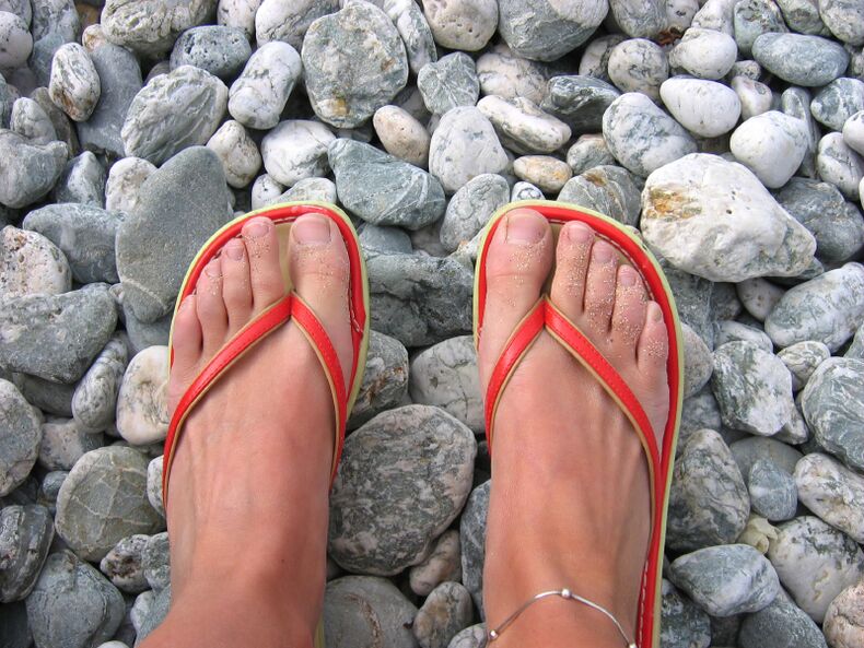 mantarı önlemek için sahilde ayakkabıyla yürümek