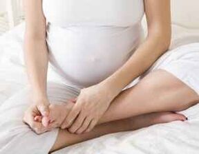 Hamile bir kadının bebeğe bulaşmaması için mantar hastalıklarını tedavi etmesi önemlidir. 