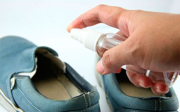 Mantar tedavisi sırasında ayakkabılara özel bir solüsyon uygulamak gerekir. 