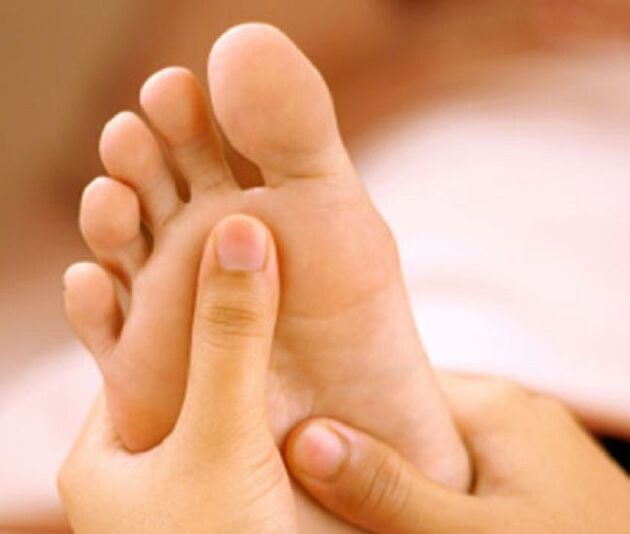 Mantar enfeksiyonu öncelikle ayaklarda deri soyulması ve kaşıntı olarak kendini gösterir. 