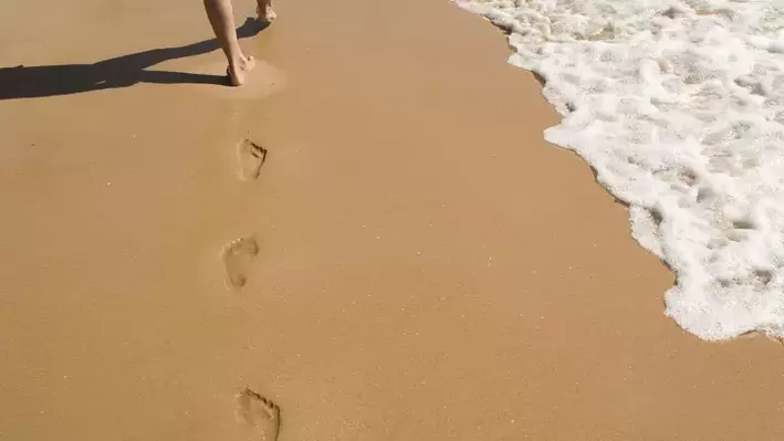 kumlu sahilde ayak izleri